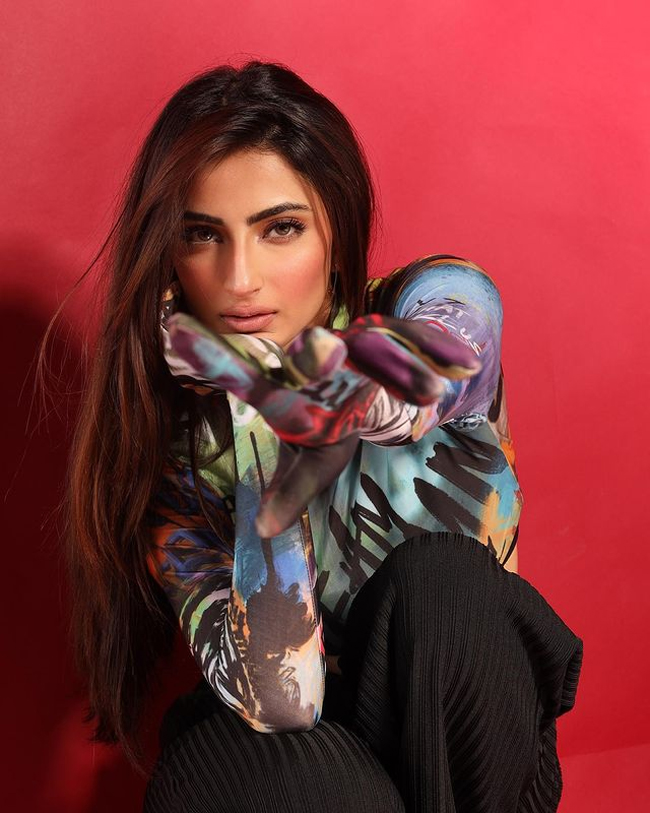 Pleasing Clicks Of Palak Tiwari In Colorful top